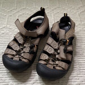 B15 Keen Kids 4 Tan and Black Adventure Velcro Open Sandals